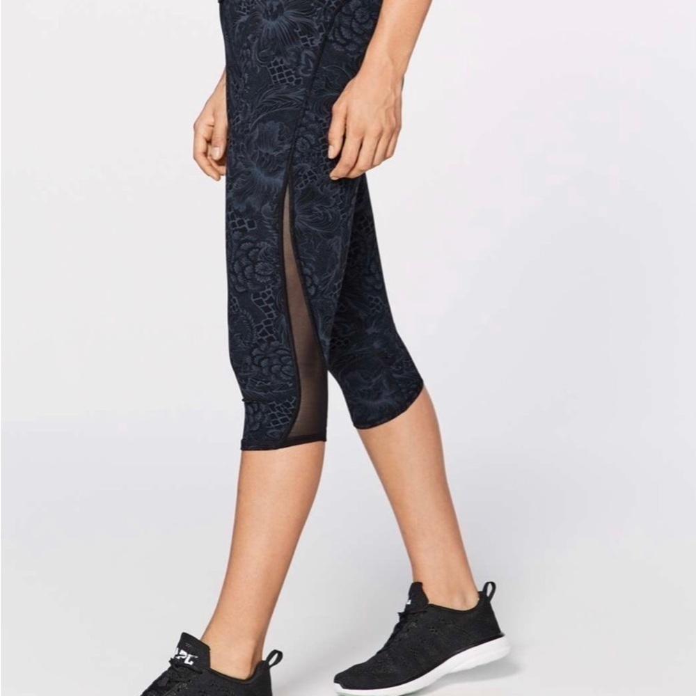 Lululemon Train Time 17” Crops Size 4 Nouveau Mach Blue Black Floral